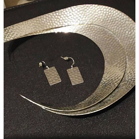 Trendy Silver Hammered Texture Wide Cleopatra Collar Necklace & Earring Set - Picture 2 of 2